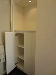 下駄箱はダウンライトも付いているので高級感があります