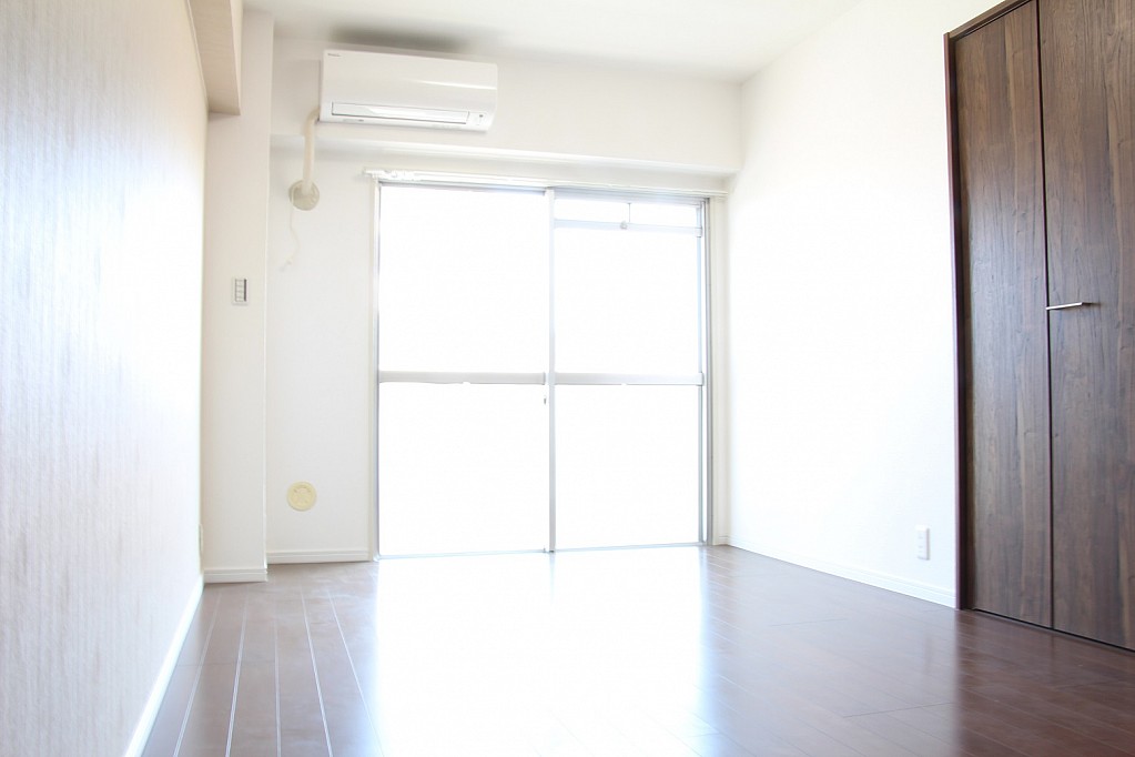 白とブラウンの高級感のあるお部屋です