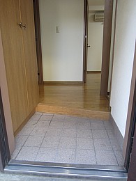 玄関です。左がシューズボックスと収納スペースです。