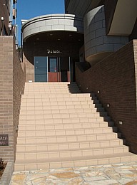 ◆エントランスアプローチ◆　高級感のあるタイル張り