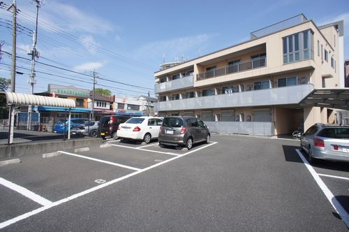 積水ハウスの賃貸住宅シャーメゾン・敷地内駐車場有り。専有面積広々27㎡です。
