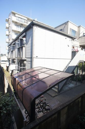 積水ハウスの賃貸住宅シャーメゾンです。最寄駅新丸子駅まで平坦で、閑静な住環境です。