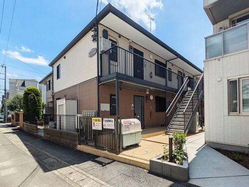 閑静な住環境です。こちらの建物の２Ｆ角部屋になります。