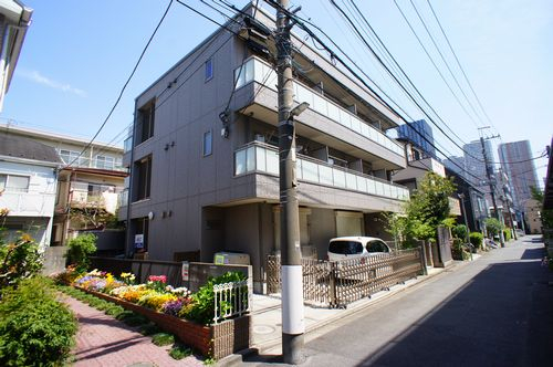 商店街の中に立地しています。