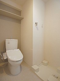 トイレには多機能便座があり、上部の棚が便利です