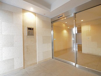エントランスには防犯面を考慮しオートロックが完備