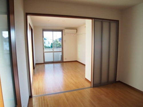 ＤＫと洋室のつなげて１ＬＤＫ風に利用も可能です。