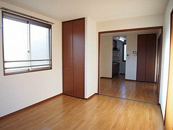 ４面採光なのでどの部屋も明るいです。