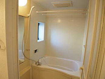 浴室にも窓が有り換気できてうれしいです。