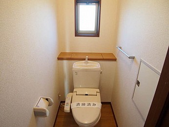 もちろんトイレにも窓有り。多機能便座完備。