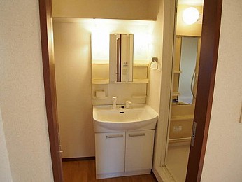 洗髪洗面化粧台の独立した脱衣所です。