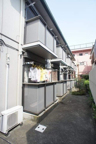 積水ハウスの賃貸住宅シャーメゾンです。最寄駅から徒歩３分の駅近でコンビニも徒歩１分の所にございます。