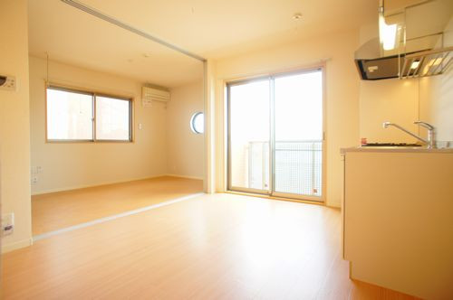 洋室は２面採光で通気も良いです。