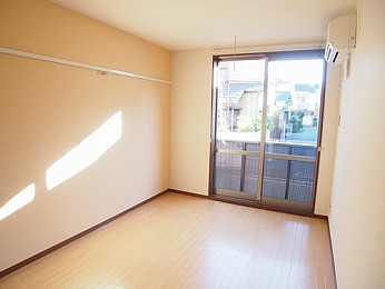 洋室の１面を暖色系の壁紙にして、暖かみのあるお部屋になっています。