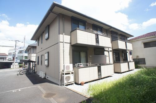 積水ハウスの賃貸住宅シャーメゾンです。人気の内階段式建物で、全室角部屋です。
