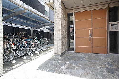 集合玄関はオートロック対応・駐輪場