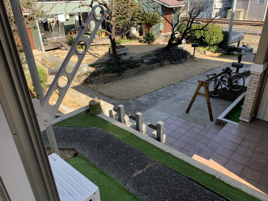 建物アプローチ上にお庭があります。