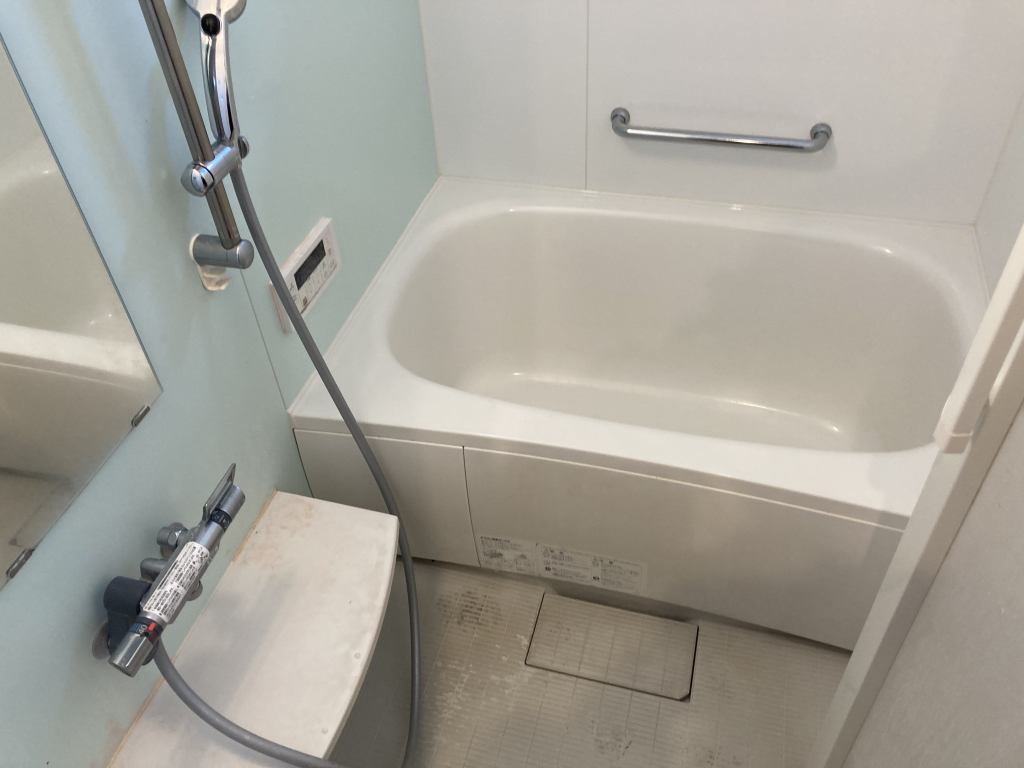 ゆったりした浴室内です！追焚・浴室乾燥機付！