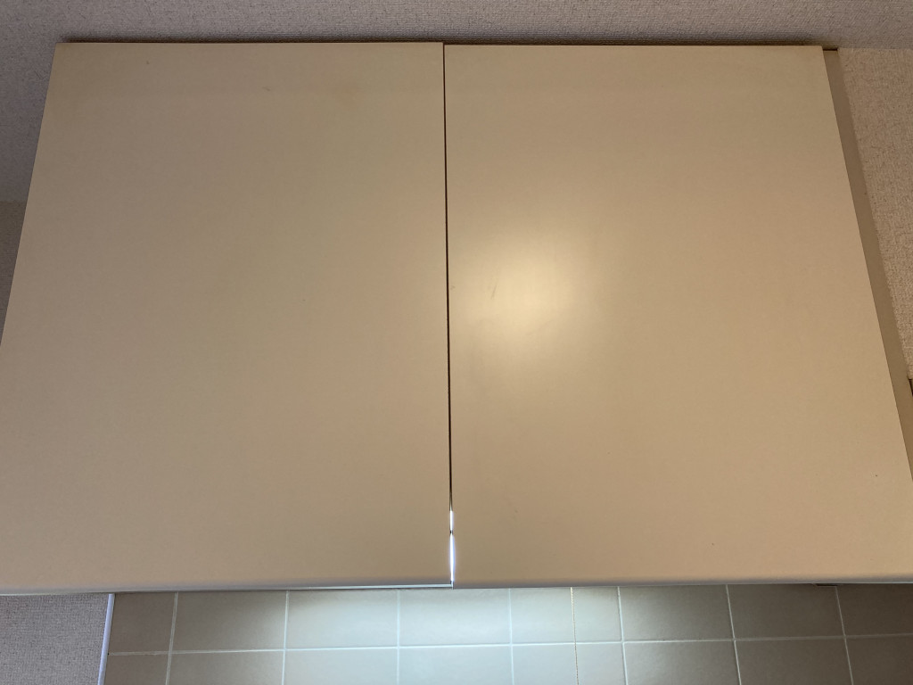 キッチン台、上部吊り戸棚があります。