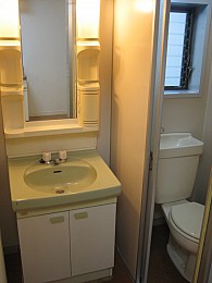 洗面のサイドにトイレがあります！