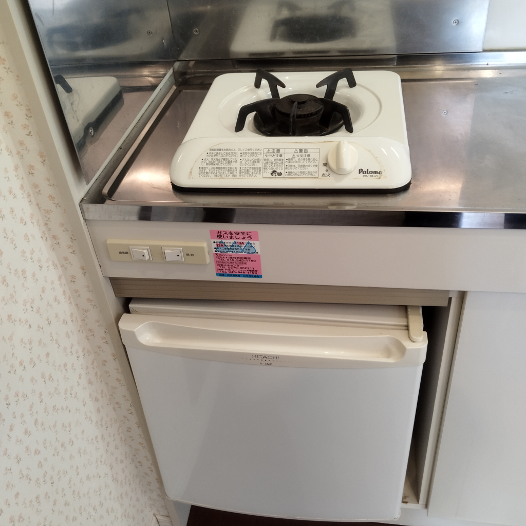 1口ガスコンロ及びミニ冷蔵庫が設置されています。