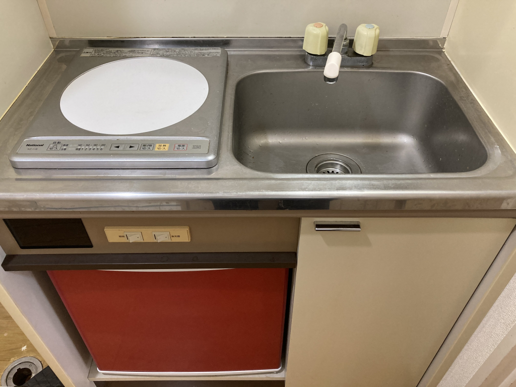 使い易いキッチン台です。ミニ冷蔵庫付！