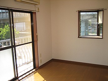 出窓があって明るい室内です！