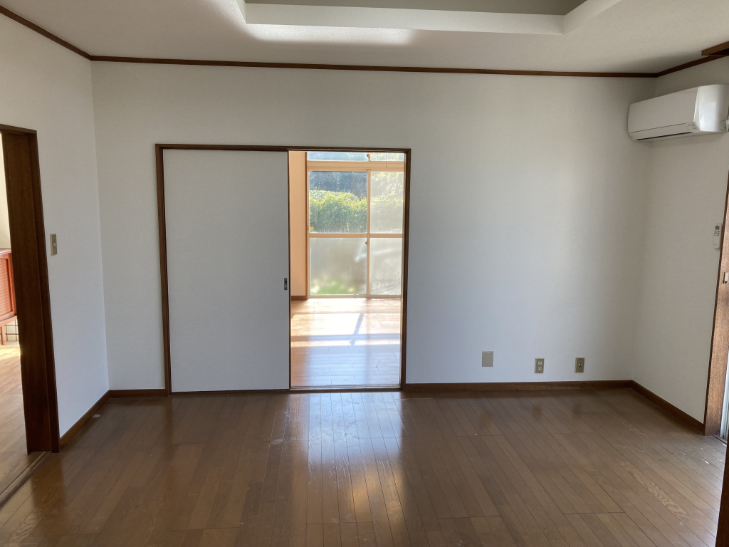 リビングダイニングより洋室方向です！