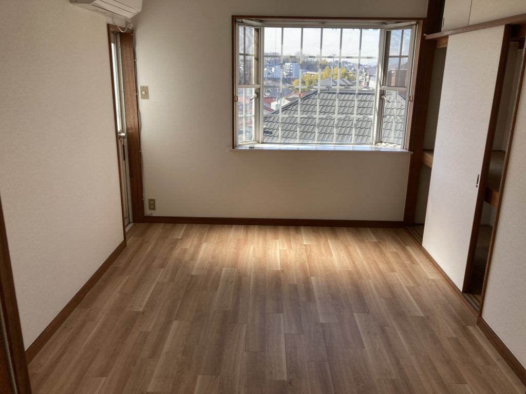 出窓のある2階洋室部分になります！