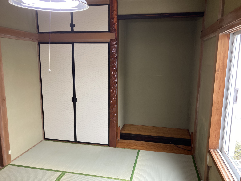 2階和室6帖、床の間と押入(天袋付）になります。