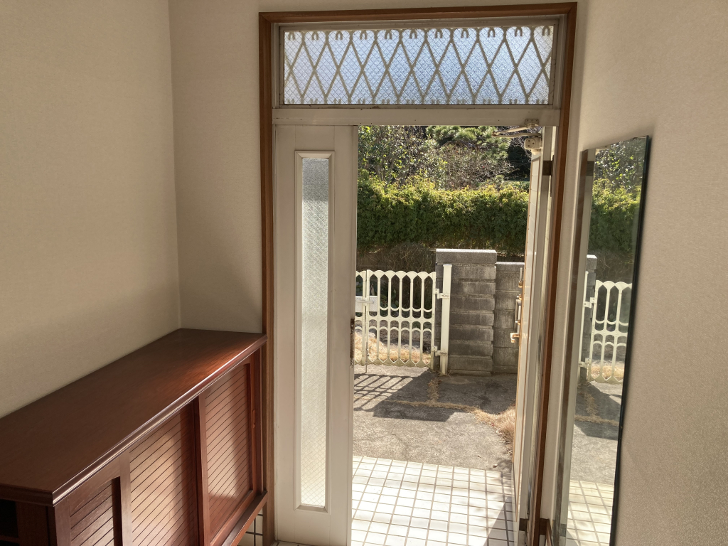 開放的な玄関口です。姿見用鏡があります！