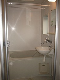 小窓のあるゆったりした浴室内です！