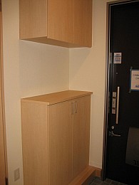 玄関入口　下足入！