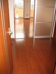 ダイニングキッチンより洋室を望む！