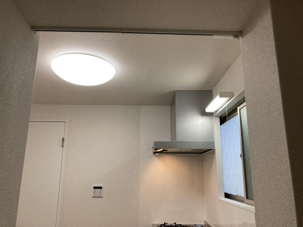 天井に照明器具が3箇所付いています！