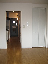 右側にクローゼット完備！