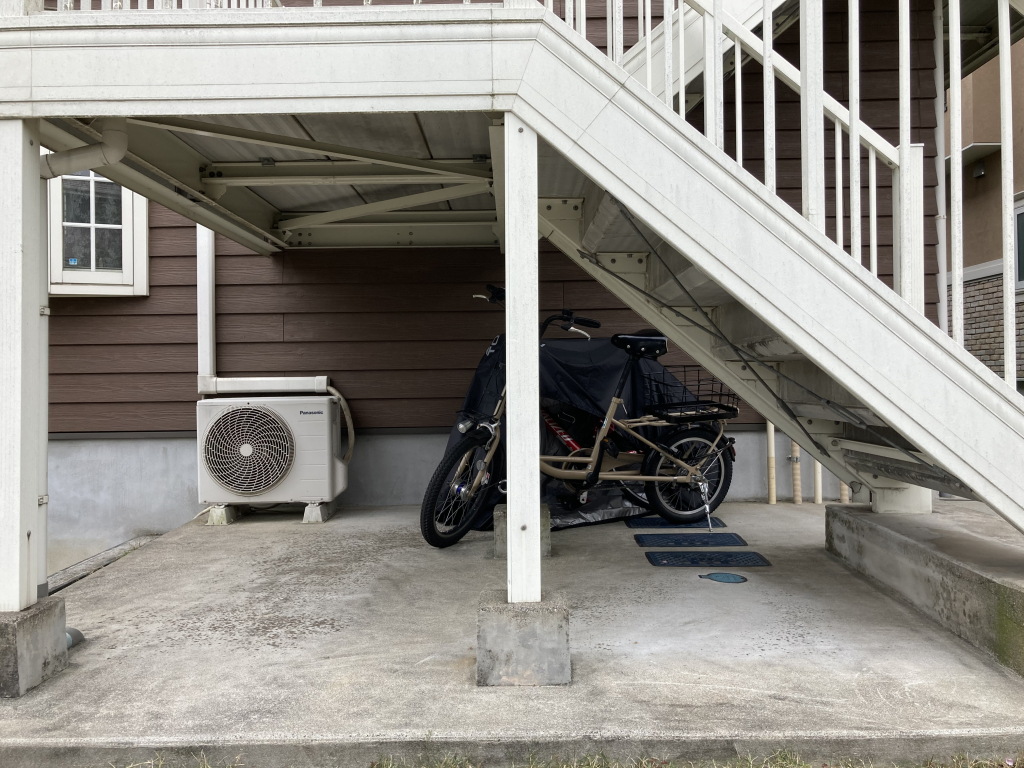 階段下駐輪場です！