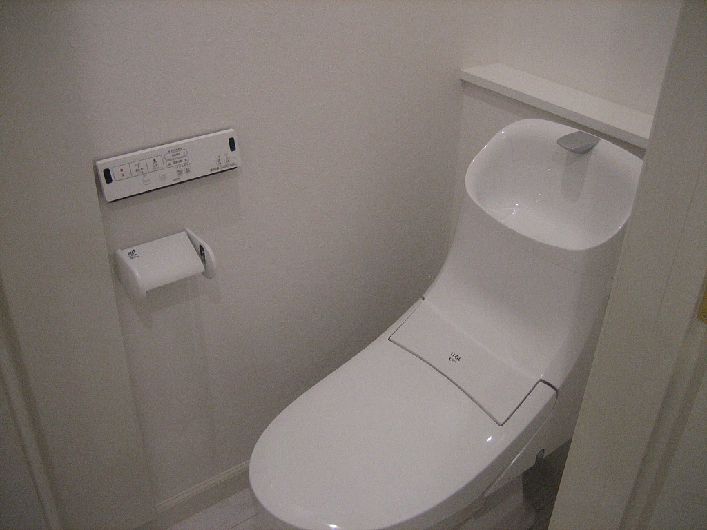 多機能便座！サイドに小物入れがあります！