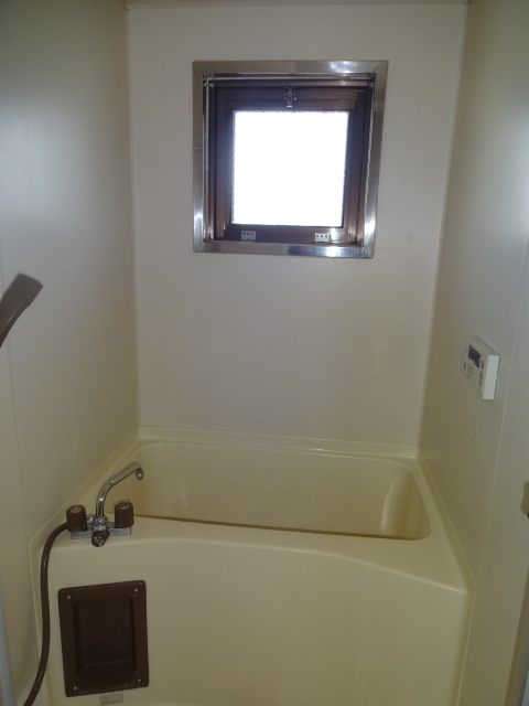 小窓付きのバス