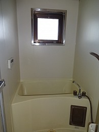 小窓付きのバス
