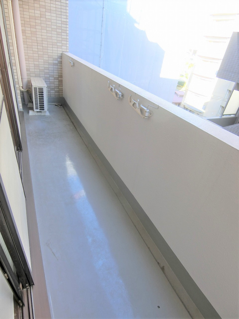 物干し竿ラック付きバルコニー