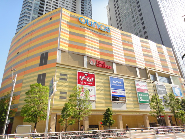 目の前のオリナスには、スーパー・電気屋・百均・シネコン等々生活に便利なお店が揃っています