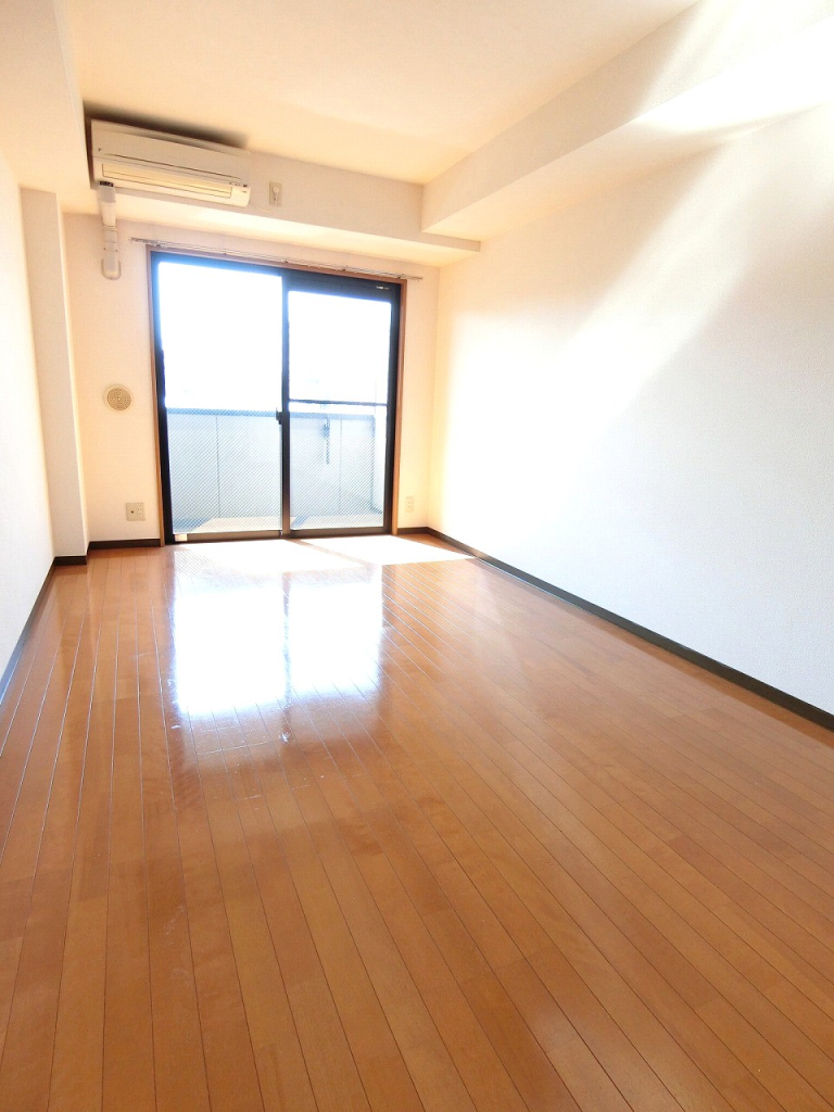 広々9帖★フローリングの洋室  