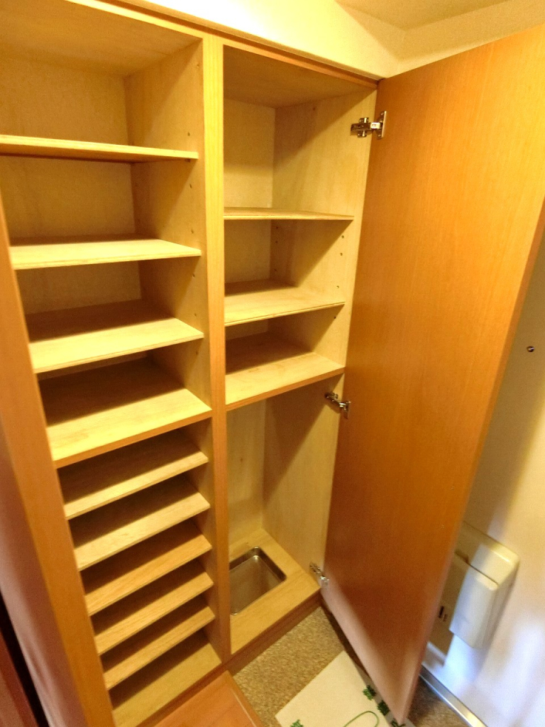 玄関には容量たっぷりのシューズボックスがございます    