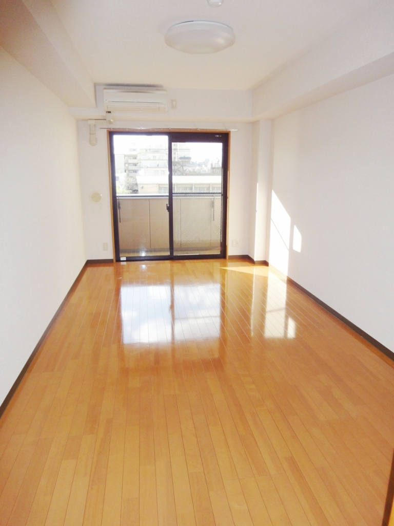 広々9帖★フローリングの洋室  