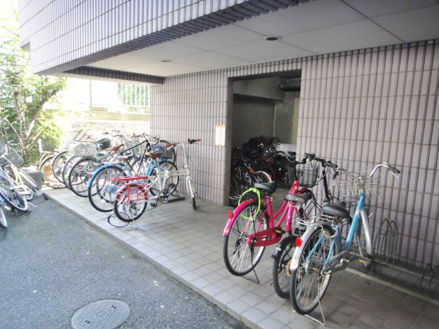 自転車置場、一世帯一台無料