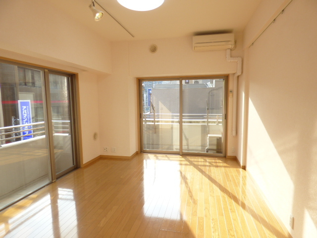 角部屋のため二面採光です