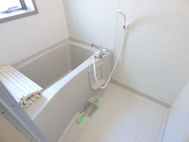 お風呂に窓有ります