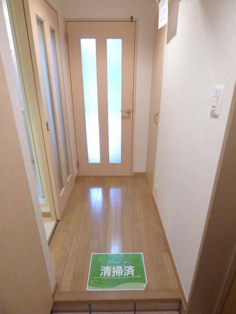 玄関より。靴箱有ります