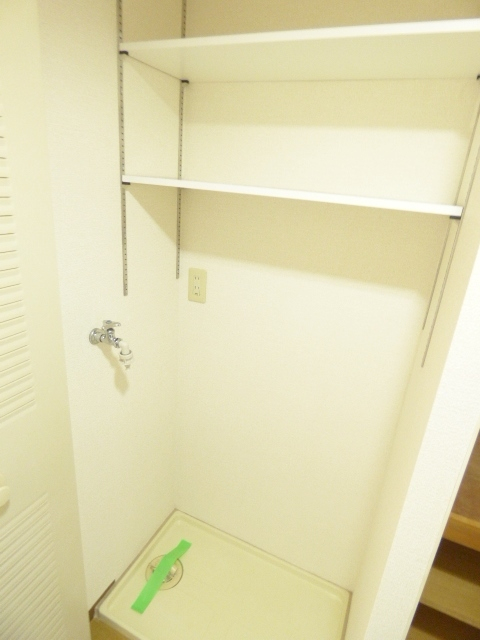 洗濯機置場に棚設置